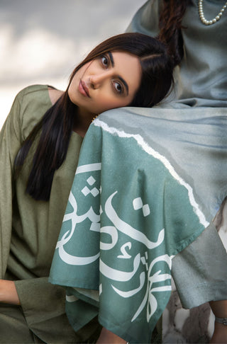 Shopmanto UK, Pakistani urdu calligraphy clothing brand manto UK ready to wear women two piece printed qalb (heart) grey teal matching crepe silk coord set with long shirt kurta and straight pants