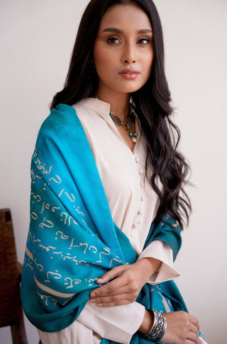 Shopmanto UK, Pakistani urdu calligraphy clothing brand manto UK ready to wear one piece textured karvaan (explorers) teal stole muffler scarf