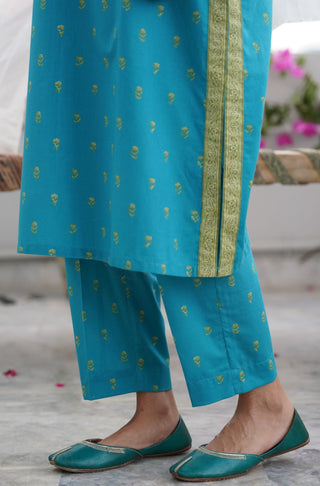 Shopmanto UK, Pakistani urdu calligraphy clothing brand manto UK ready to wear women three piece printed cotton qadr (value of appreciation) Turquoise Blue and Fern Green coord set with Turquoise Blue printed long shirt kurta printed straight pants and Fern Green shawl dupatta scarf