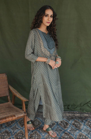 Shopmanto UK, manto UK, manto pakistani clothing brand, manto pakistan, urdu calligraphy clothes, manto UK ready to wear women crepe two piece elora earthy green coord set with long shirt and straight pants, manto crepe collection