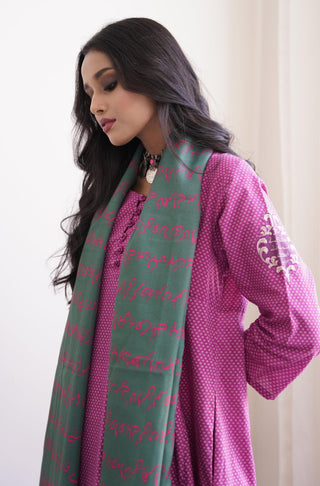 Shopmanto UK, manto UK, manto pakistani clothing brand, urdu calligraphy clothes, manto UK ready to wear deep green armaan (desire) urdu thick tectured winter muffler stole, pakistani urdu stole