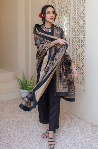 Shopmanto UK, Pakistani urdu calligraphy clothing brand manto UK ready to wear women one piece taj mahal (symbol of love) black double sided long shawl odhni illustrating the story of mumtaz and shah jahan