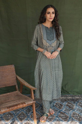 Shopmanto UK, manto UK, manto pakistani clothing brand, manto pakistan, urdu calligraphy clothes, manto UK ready to wear women crepe two piece elora earthy green coord set with long shirt and straight pants, manto crepe collection