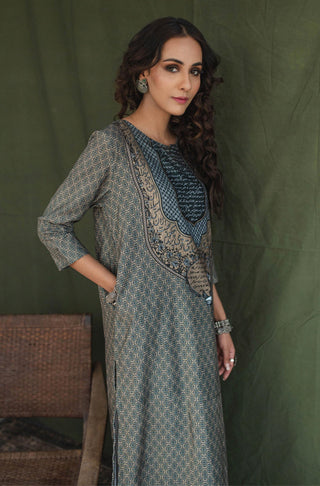 Shopmanto UK, manto UK, manto pakistani clothing brand, manto pakistan, urdu calligraphy clothes, manto UK ready to wear women crepe two piece elora earthy green coord set with long shirt and straight pants, manto crepe collection