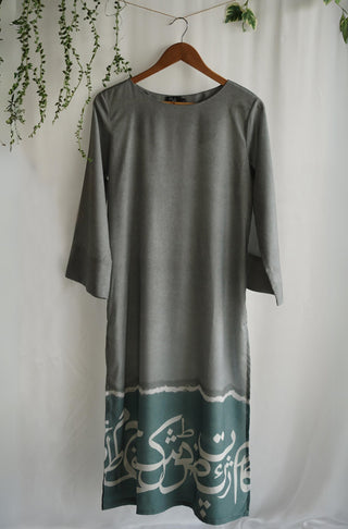 Shopmanto UK, Pakistani urdu calligraphy clothing brand manto UK ready to wear women two piece printed qalb (heart) grey teal matching crepe silk coord set with long shirt kurta and straight pants